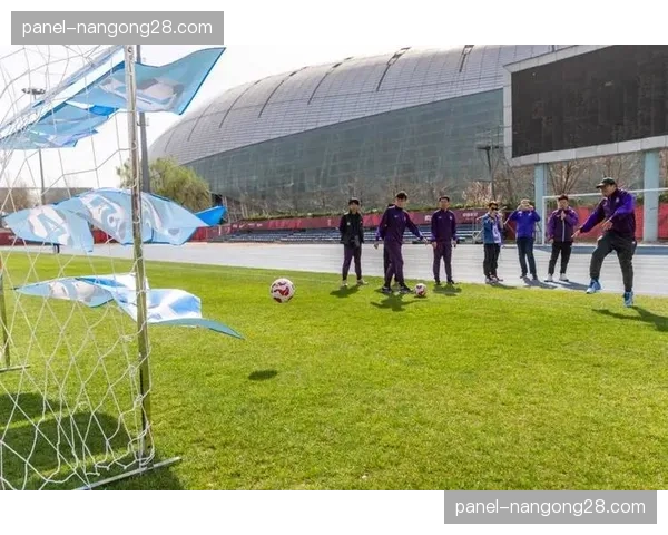 赛前训练开放日,数百名球迷到场为天津津门虎将士助威 赛前训练开放日,数百名球迷到场为天津津门虎将士助威