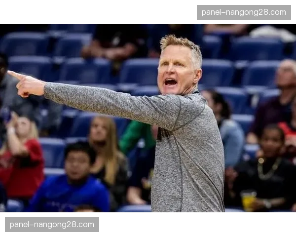 通讯：安菲尔德南看台球迷在球队落后时高唱《你永不独行》